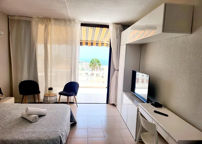 Paradise Court Адехе